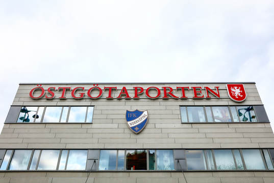 Östgötaportens entréfasad innan fotbollsmatchen i