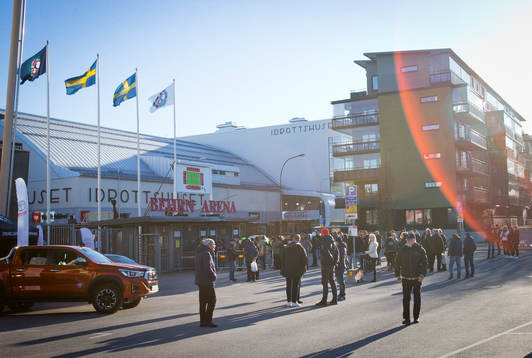 Behrn Arens exteriör med biljettkö