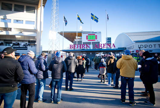 Behrn Arens exteriör med biljettkö