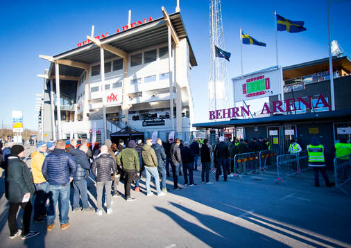 Behrn Arens exteriör med biljettkö