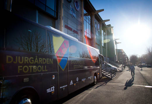 Djurgårdens spelarbuss utanför Behrn Arena