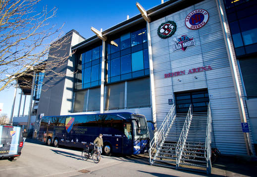 Djurgårdens spelarbuss utanför Behrn Arena