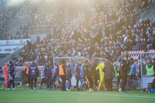 Spelare lämnar plan på grund av framflyttad matchstart