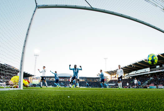 Djurgårdens Aslak Witry gör 0-1 på Örebros målvakt