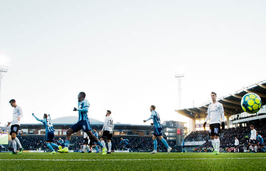 Djurgårdens Aslak Witry gör 0-1 på Örebros målvakt