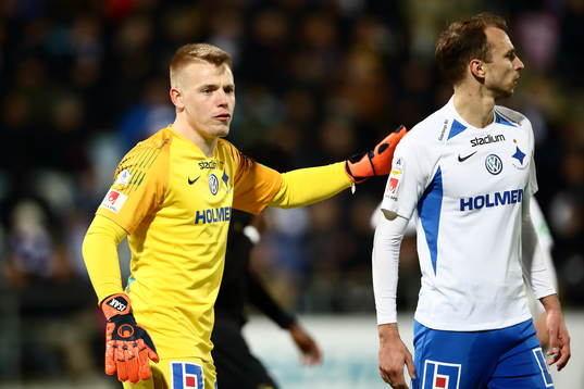 IFK Norrköpings målvakt Isak Pettersson tackar Lars Krogh