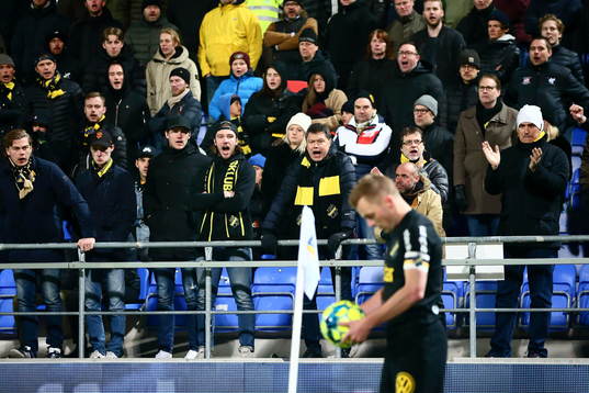 s supportrar ser på när Sebastian Larsson förbereder sig