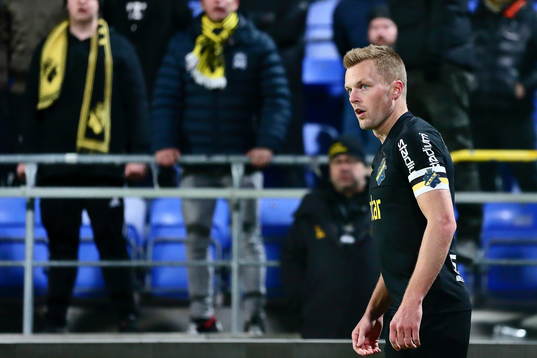s Sebastian Larsson förbereder sig för en hörna