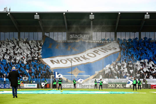 IFK Norrköpings supportrar på Curva Nordahl med tifo och