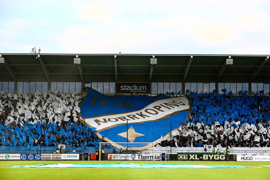 IFK Norrköpings supportrar på Curva Nordahl med tifo och