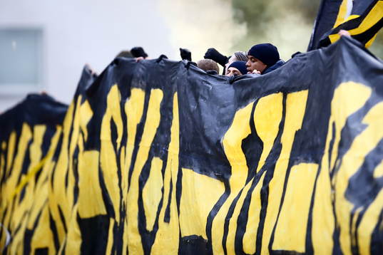 AIK-supportrar innan fotbollsmatchen i Allsvenskan mellan