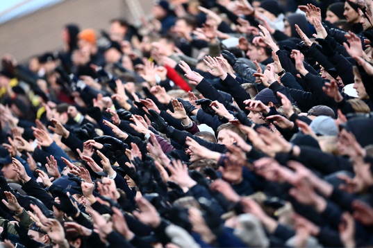 AIK-supportrars händer