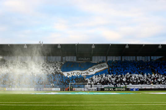 IFK Norrköpings supportrar på Curva Nordahl med tifo och