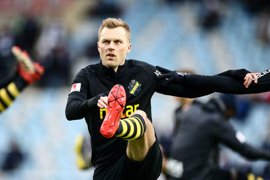 s Sebastian Larsson värmer upp