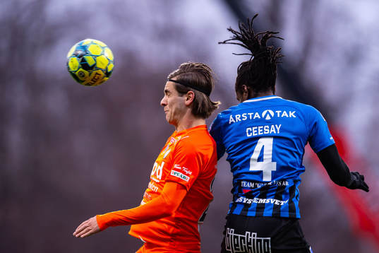 AFC Eskilstunas Adi Nalic i nickduell med Sirius Kebba