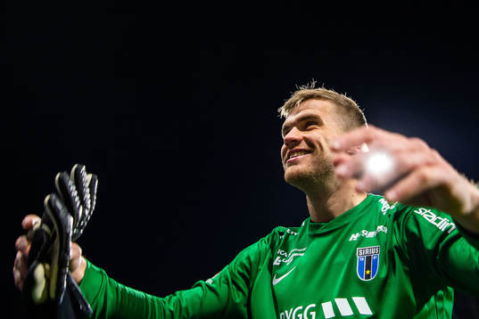 Sirius målvakt Lukas Jonsson jublar
