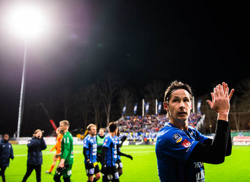 Sirius Philip Haglund jublar med lagkamrater