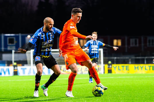 Sirius Karl Larson och AFC Eskilstunas Kadir Hodzic