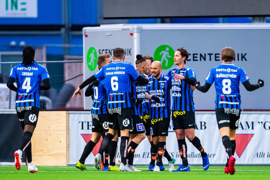 Sirius Mohammed Saeid jublar med lagkamrater