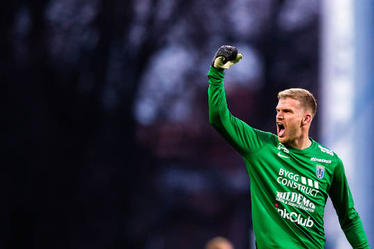Sirius målvakt Lukas Jonsson jublar