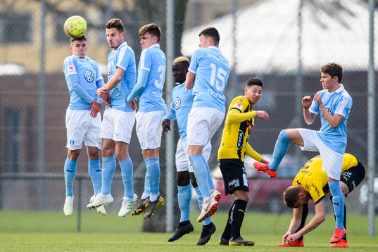 Malmö FFs Markus Rosenberg mfl står i mur