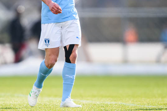 Malmö FFs Markus Rosenberg med tejpat knä
