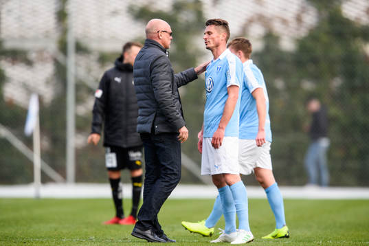 Malmö FFs A-lags tränare Uwe Rösler i samtal med Markus