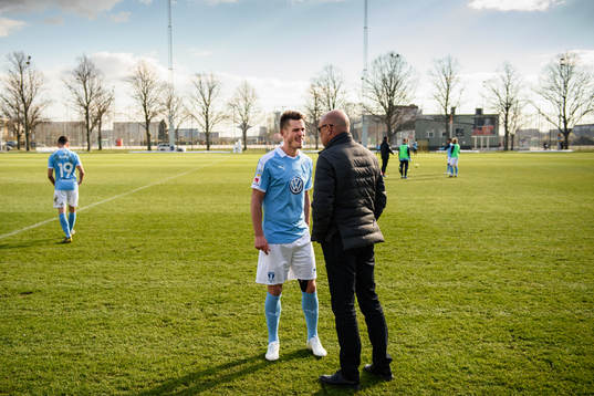 Malmö FFs Markus Rosenberg i samtal med A-lags tränare