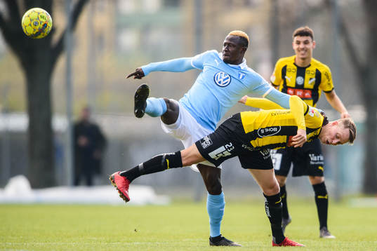 Malmö FFs Bonke Innocent och Häckens Viktor Lundberg