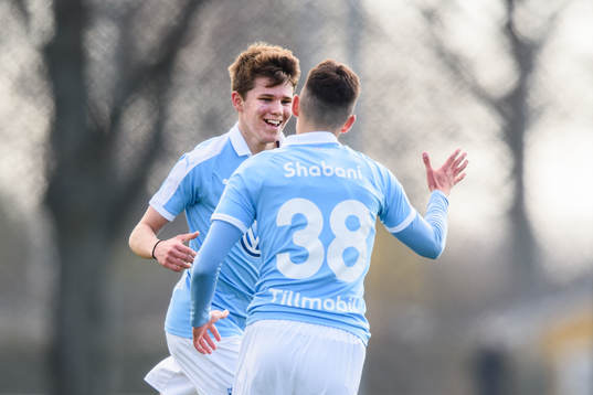 Malmö FFs Jesper Dickman jublar med Laorent Shabani