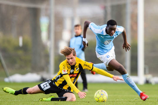 Malmö FFs Yahya Kalley tar sig förbi Häckens Alexander