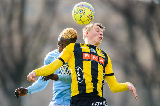 Malmö FFs Bonke Innocent och Häckens Viktor Lundberg