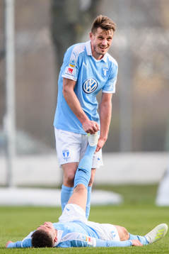 Malmö FFs Markus Rosenberg hjälper Tim Prica som har ont