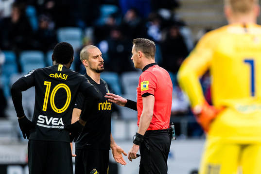 s Panajotis Dimitriadis i diskussion med domare