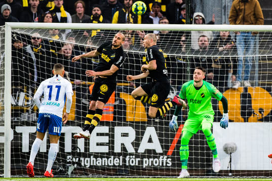 s Per Karlsson och målvakt Oscar Linnér  förvarar