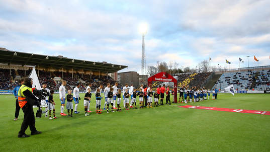 Lagen ställer upp före fotbollsmatchen i Allsvenskan