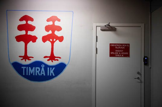 dörren till Timrås omklädningrum är stängd