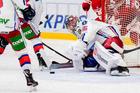 Oskarshamns målvakt Christoffer Rifalk räddar