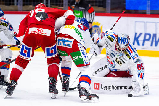 Oskarshamns målvakt Christoffer Rifalk räddar