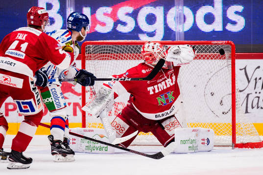 Oskarshamns Matias Sointu gör 0-2 bakom Timrås målvakt