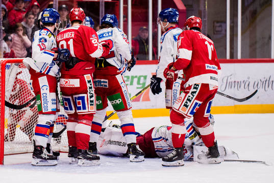 Oskarshamns målvakt Christoffer Rifalk blockerar