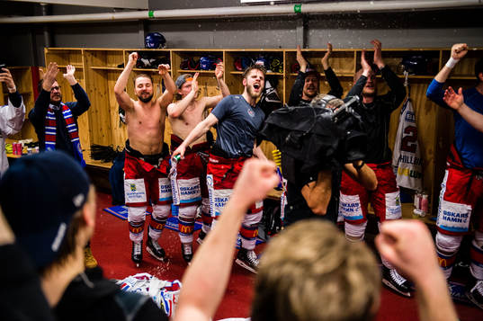 Oskarshamns spelare jublar i omklädningsrummet