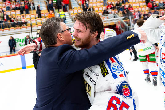 Oskarshamns målvakt Christoffer Rifalk med tränaren
