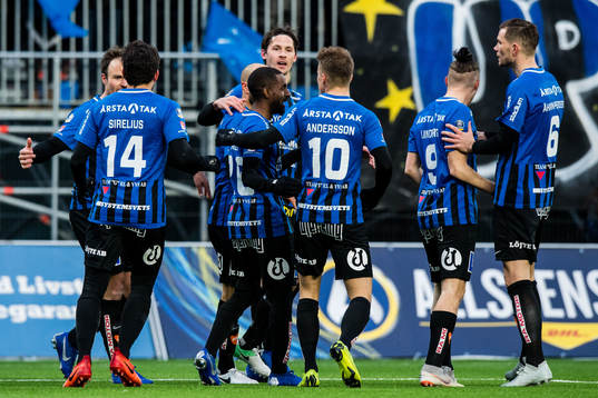 Sirius Mohammed Saeid jublar med lagkamrater