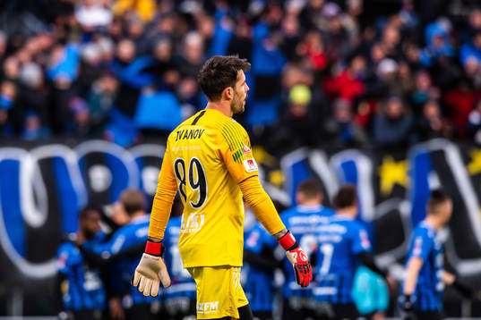 AFC Eskilstunas målvakt Mihail Ivanov deppar
