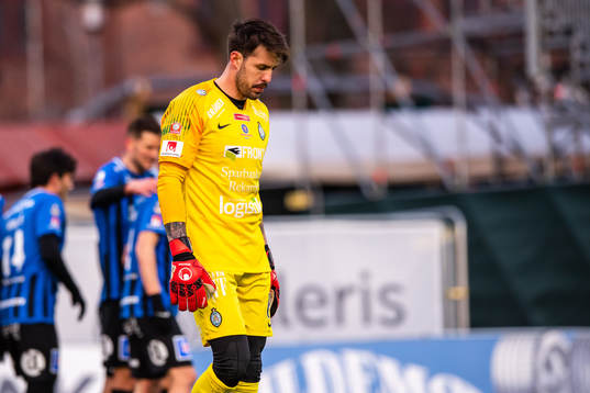 AFC Eskilstunas målvakt Mihail Ivanov deppar