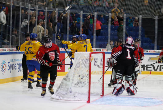 r27Emma Nordin #27, SWE and team celebrating 1-0 goal