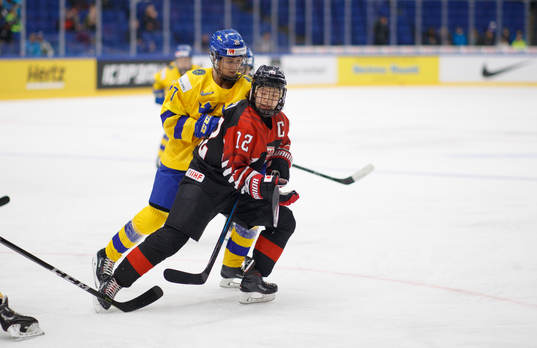 Fanny Rask #20, SWE and Chiho Osawa #12, JPN