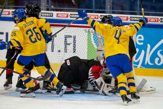 Sofia Engström #4, SWE score 2-1, Hanna Olsson #26, SWE,