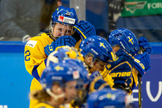 Disappointed Swedish players, Lina Ljungblom #22, SWE
